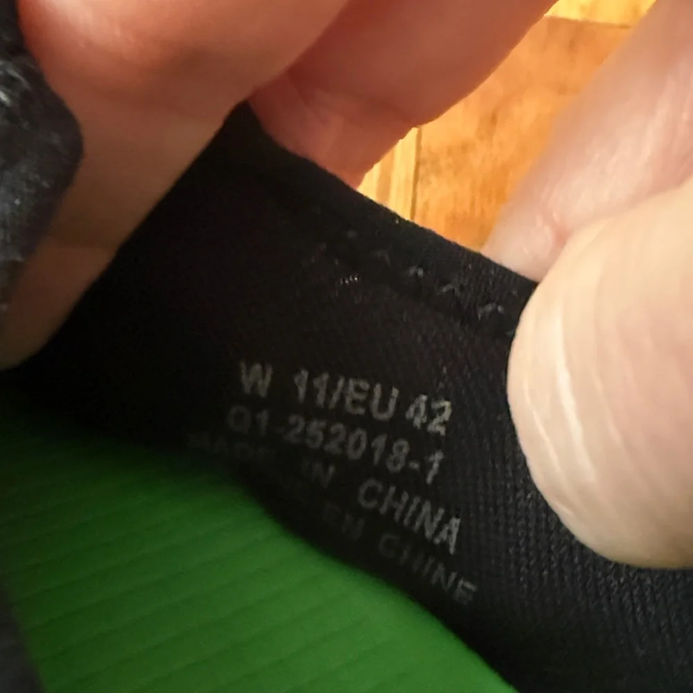 Oofos Women Size‎ 11 Black and White Slip-On Sneakers